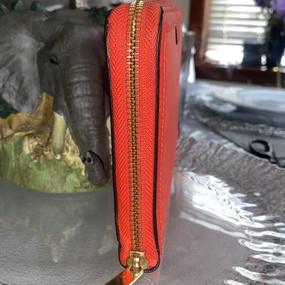 Henri Bendel Zip around wallet! EUC! - Picture 8 of 16